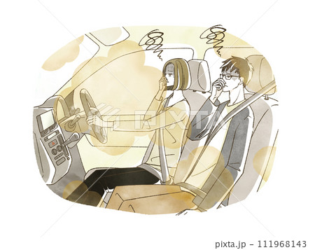 自動車内の臭いを気にしている男女 111968143