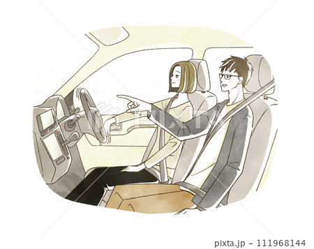 自動運転車に乗って走行する男女 111968144