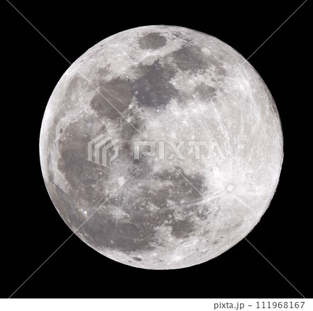 満月のスノームーンが雪のように白く輝く夜 111968167