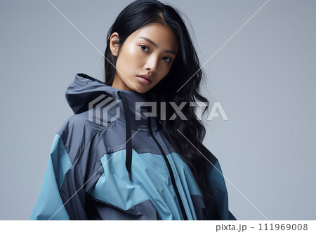 スポーツウェアを着た体脂肪率の低い女性 111969008