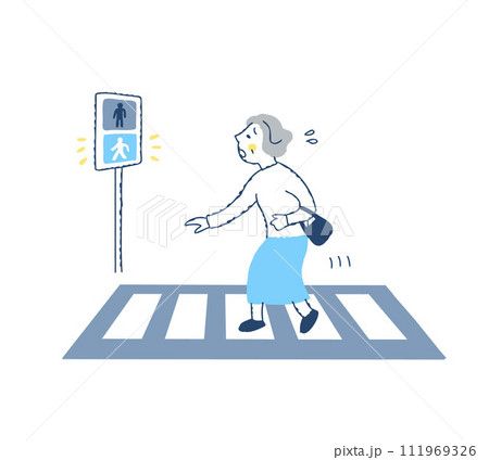 横断歩道を青信号で渡りきれないシニア女性 横断歩道を青信号で渡りきれないシニア女性 111969326