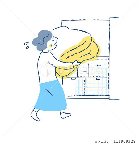 重そうに布団を持ち上げているシニア女性 111969328