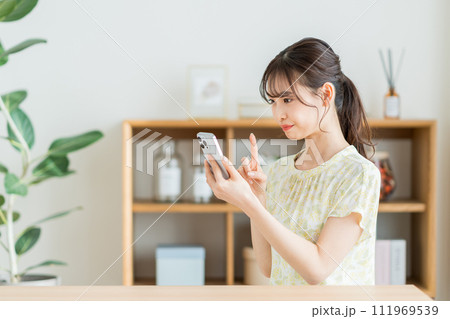 スマホを操作する若い女性 111969539