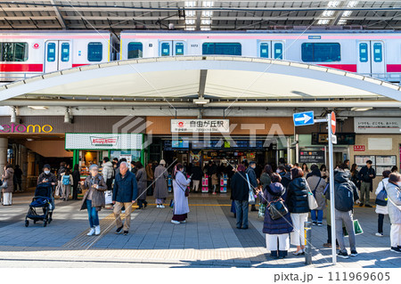 【東京都】たくさんの人で賑わう自由が丘駅 【東京都】たくさんの人で賑わう自由が丘駅 111969605