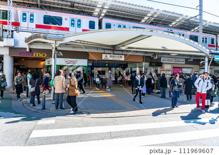 【東京都】たくさんの人で賑わう自由が丘駅 【東京都】たくさんの人で賑わう自由が丘駅 111969607