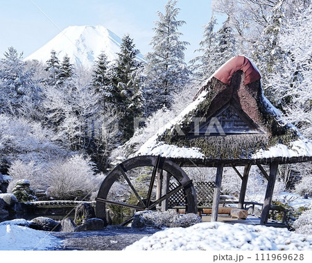 雪化粧に飾られた森、水車、小屋と世界遺産富士山　横長構図 111969628