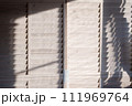 光と影　室内に差し込む日差しを受ける白い衝立 111969764