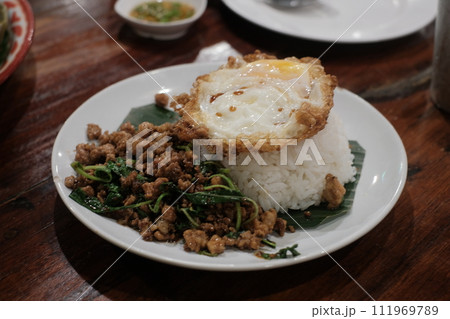 タイ料理　ガパオライス 111969789