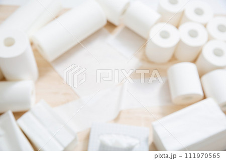 白いペーパー類の背景素材、トイレットペーパー、キッチンペーパー 111970565