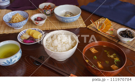 和食イメージ｜ご飯・味噌汁(赤だし)・おかず・緑茶 111970784