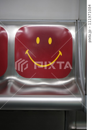 香港MTR車内の優先席 香港MTR車内の優先席 111971084