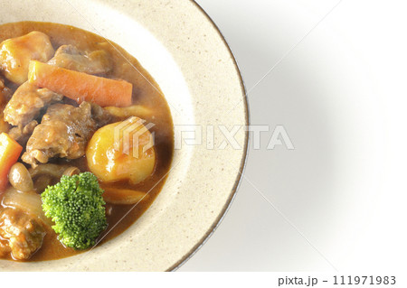 ブロッコリーや人参、しめじなど沢山の具材が入っている熱々ビーフシチューを白背景で俯瞰撮影 ブロッコリーや人参、しめじなど沢山の具材が入っている熱々ビーフシチューを白背景で俯瞰撮影 111971983