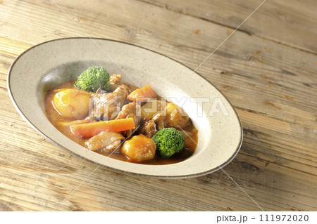 ブロッコリーや人参、しめじなど沢山の具材が入っている熱々ビーフシチュー ブロッコリーや人参、しめじなど沢山の具材が入っている熱々ビーフシチュー 111972020