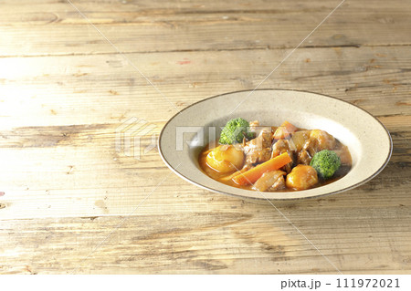 ブロッコリーや人参、しめじなど沢山の具材が入っている熱々ビーフシチュー 111972021