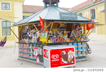 ウイーン街中のスーヴニールカフェ 111972058