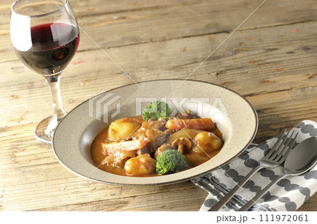 ブロッコリーや人参、しめじなど沢山の具材が入っている熱々ビーフシチューと赤ワイン ブロッコリーや人参、しめじなど沢山の具材が入っている熱々ビーフシチューと赤ワイン 111972061