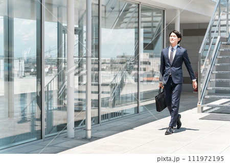ビジネス街・オフィス街を歩くビジネスマン男性(飛び込み営業・外回り・営業マン・セールスマン) ビジネス街・オフィス街を歩くビジネスマン男性(飛び込み営業・外回り・営業マン・セールスマン) 111972195