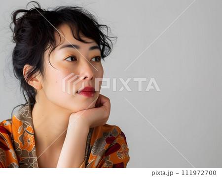 考え込む瞬間を捉えたアジア人女性のナチュラルポートレート 考え込む瞬間を捉えたアジア人女性のナチュラルポートレート 111972700