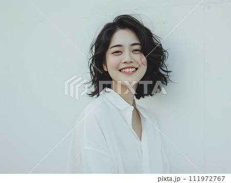 シンプルな白シャツを着た清楚で美しい日本人女性の笑顔 シンプルな白シャツを着た清楚で美しい日本人女性の笑顔 111972767
