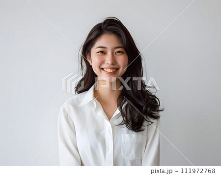 シンプルな白シャツを着た清楚で美しい日本人女性の笑顔 111972768