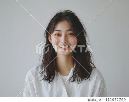 シンプルな白シャツを着た清楚で美しい日本人女性の笑顔 シンプルな白シャツを着た清楚で美しい日本人女性の笑顔 111972769