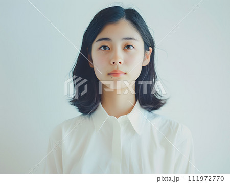 シンプルな白シャツを着た清楚で美しい日本人女性の笑顔 111972770