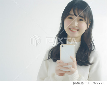 スマートフォンを持つモダンなアジア人のビジネスウーマン スマートフォンを持つモダンなアジア人のビジネスウーマン 111972776