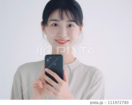 スマートフォンを持つモダンなアジア人のビジネスウーマン スマートフォンを持つモダンなアジア人のビジネスウーマン 111972780