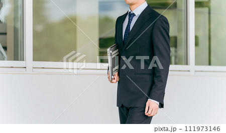 若いスーツ姿の教員・教師・教育実習生・塾講師・講師 若いスーツ姿の教員・教師・教育実習生・塾講師・講師 111973146