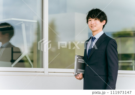 若いスーツ姿の教員・教師・教育実習生・塾講師・講師 111973147