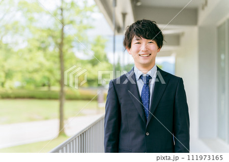 若いスーツ姿のビジネスマン・新入社員・転職・就職活動 若いスーツ姿のビジネスマン・新入社員・転職・就職活動 111973165