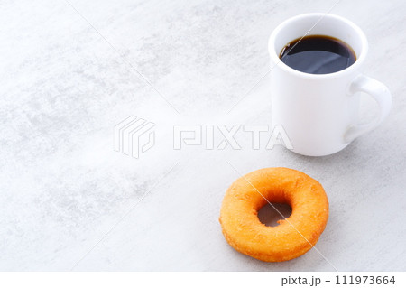 ドーナツとコーヒー ドーナツとコーヒー 111973664