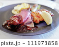 豪華なディナー・ローストビーフと付け合わせ 111973858