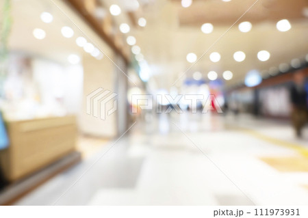 繁華街の背景ぼかし 111973931