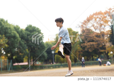 公園でサッカーを楽しむ小学生男子 111974017