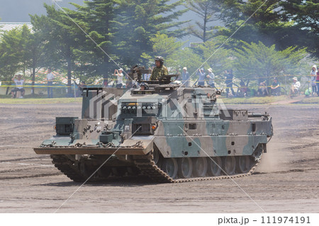 走行する陸上自衛隊90式戦車回収車 111974191