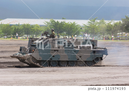 走行する陸上自衛隊90式戦車回収車 111974193