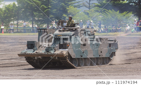 走行する陸上自衛隊90式戦車回収車 111974194