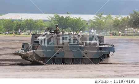 走行する陸上自衛隊90式戦車回収車 111974195