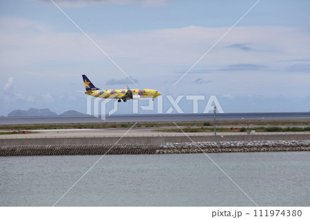那覇空港への着陸風景_瀬長島 111974380