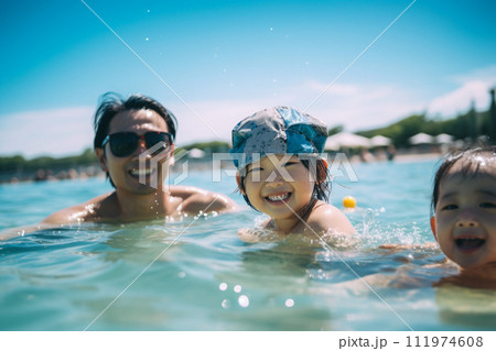 海水浴を楽しむ親子 111974608