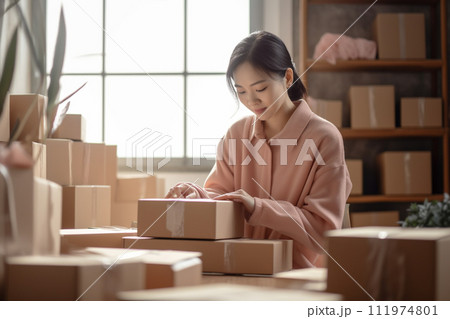 荷物を梱包・発送する女性（倉庫） 111974801