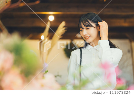 花屋にお花を買いに来た女性 111975824