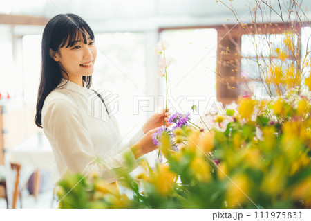 花屋にお花を買いに来た女性 111975831