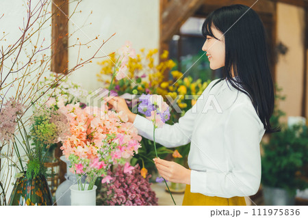 花屋にお花を買いに来た女性 花屋にお花を買いに来た女性 111975836