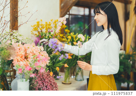 花屋にお花を買いに来た女性 111975837