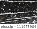 東京の大雪の日の景色 電線に積もる雪 111975984