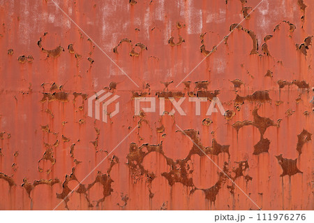 赤く錆びた鉄の扉 111976276