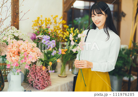 花屋にお花を買いに来た女性 花屋にお花を買いに来た女性 111976285