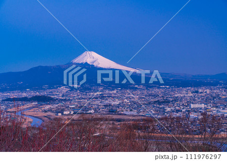 (静岡県)伊豆・日守山から富士山の夜明け (静岡県)伊豆・日守山から富士山の夜明け 111976297
